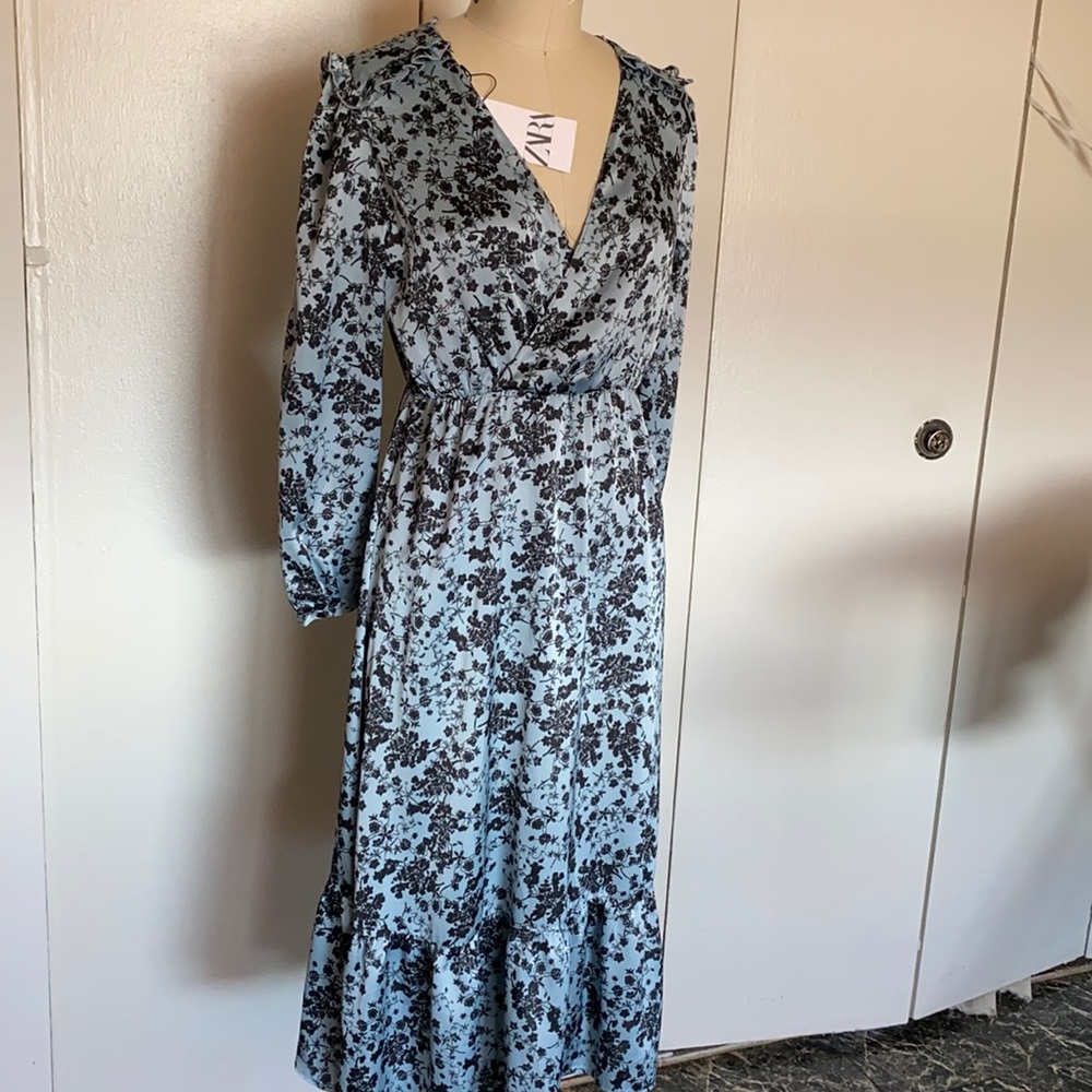 Blue color  Slit in the front shoulders details